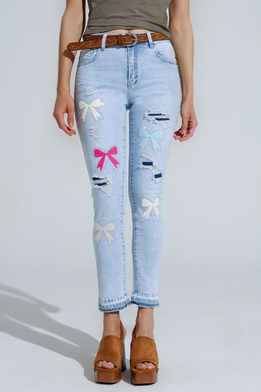 Q2 Jeans super skinny blu chiaro con fiocchi e fori strappati