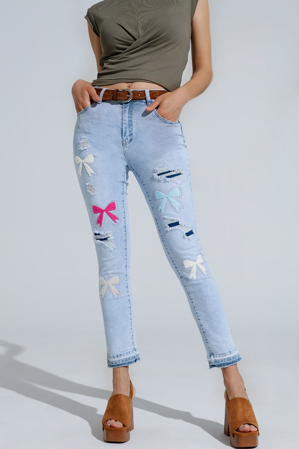 Jeans super skinny blu chiaro con fiocchi e fori strappati