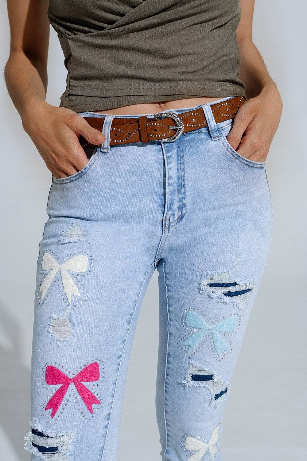 Jeans super skinny blu chiaro con fiocchi e fori strappati