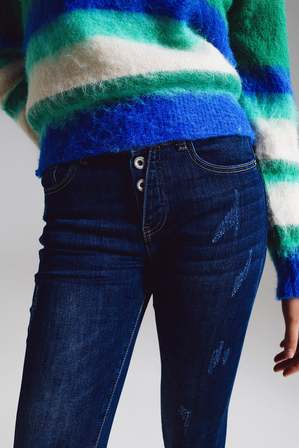 Jeans super skinny con bottoni anteriori visibili in lavaggio medio