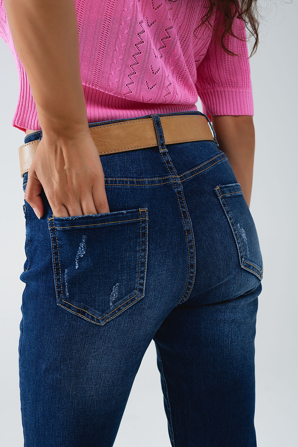 Jeans super skinny con lavaggio scuro e distressed in denim elasticizzato