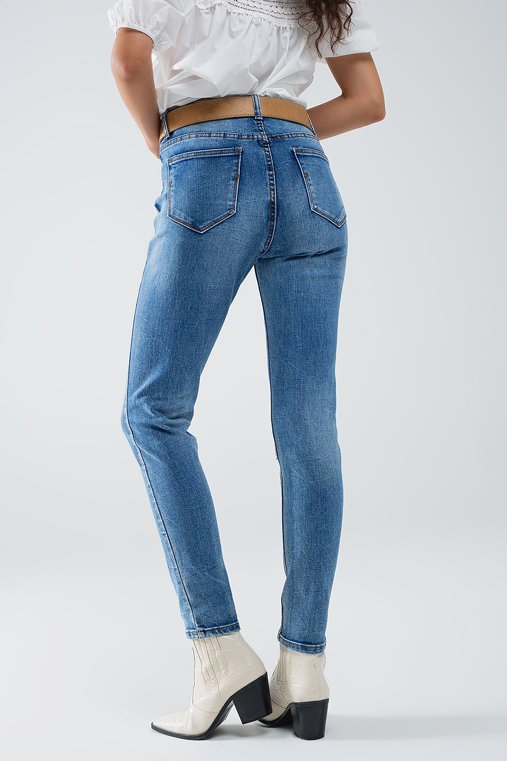 Jeans super skinny in denim elasticizzato lavaggio a mano con dettagli di distress