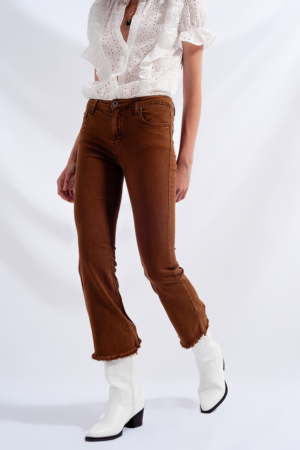 Jeans svasati a vita alta con orlo grezzo marrone