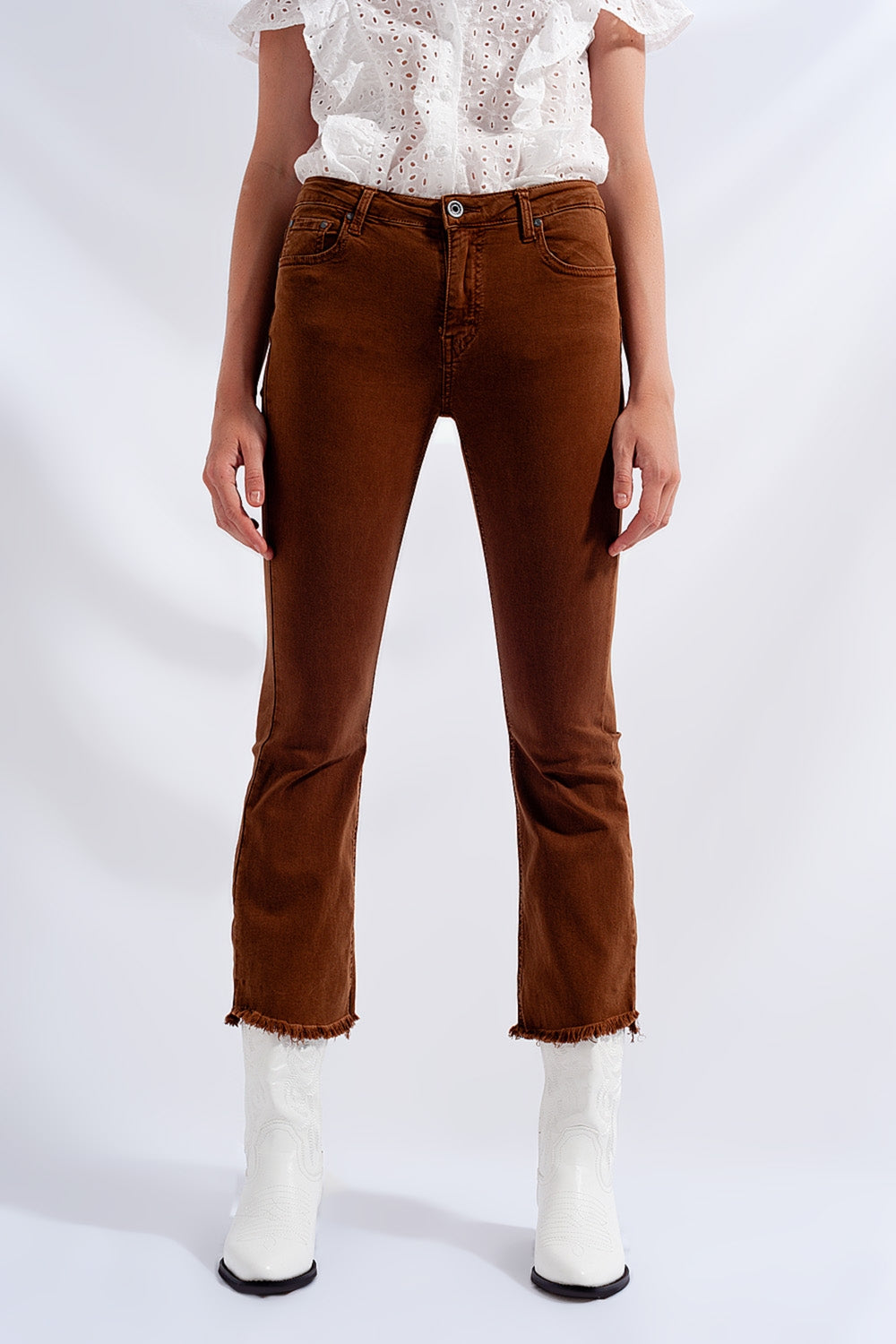 Jeans svasati a vita alta con orlo grezzo marrone