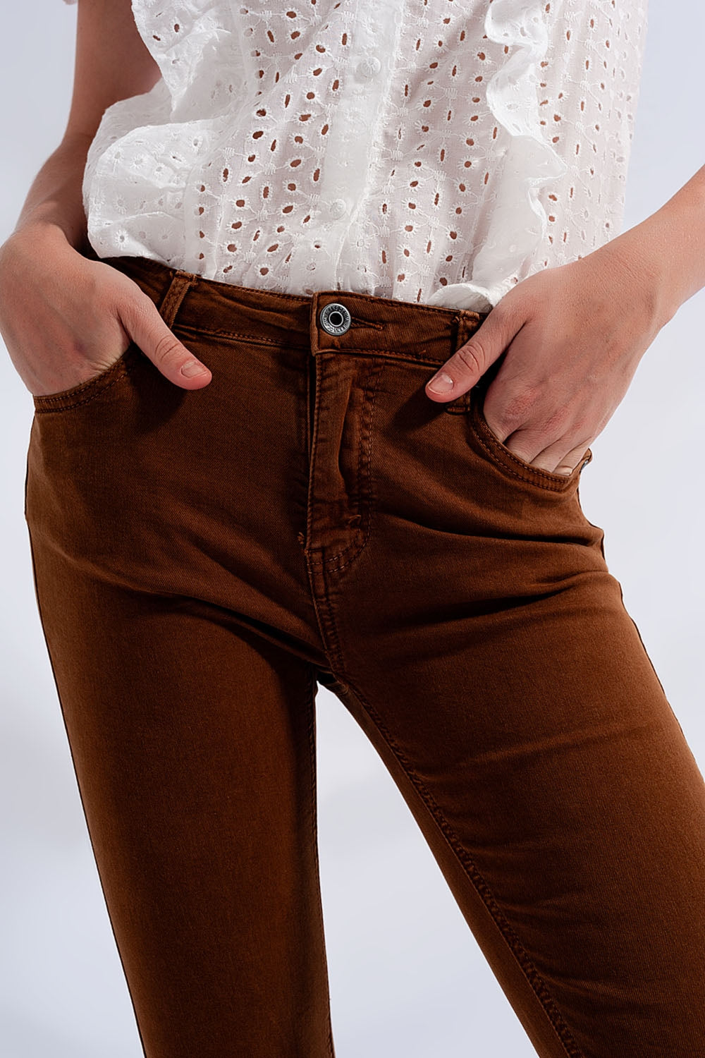 Jeans svasati a vita alta con orlo grezzo marrone