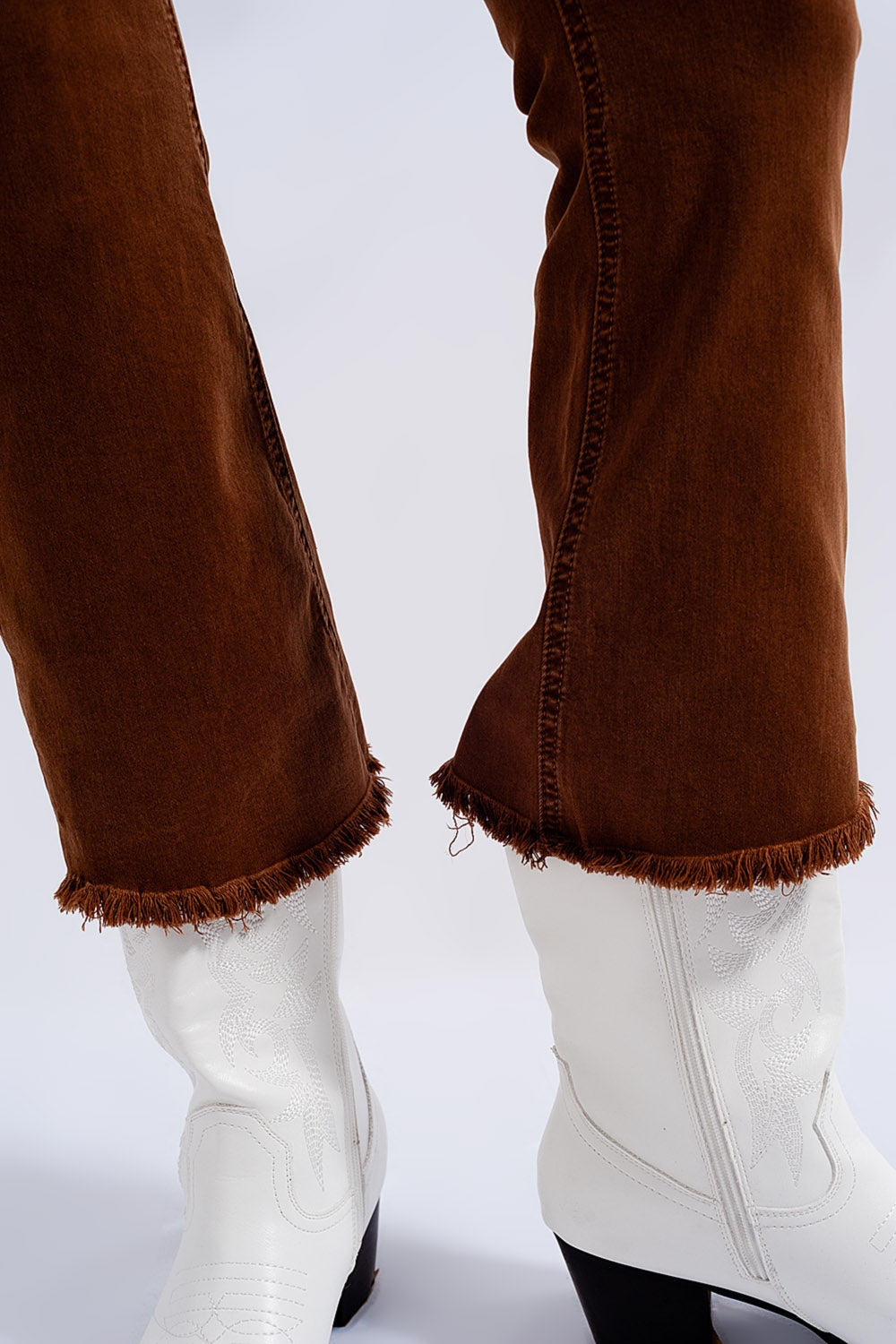 Jeans svasati a vita alta con orlo grezzo marrone