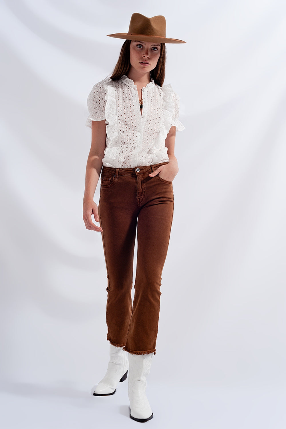 Jeans svasati a vita alta con orlo grezzo marrone