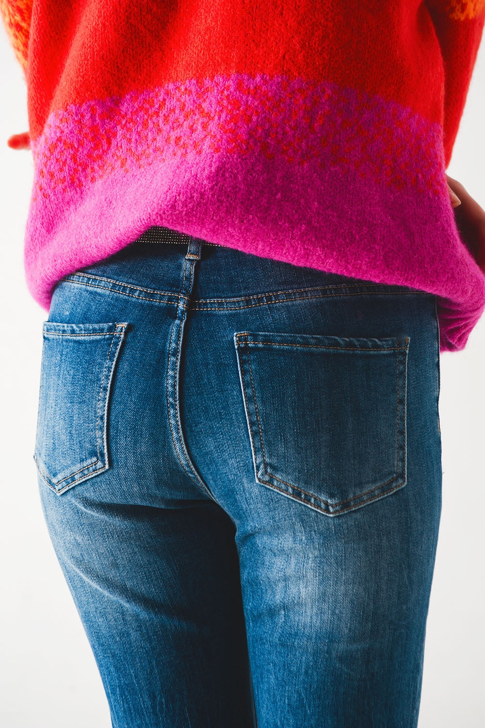 Jeans svasati con bordo grezzo in lavaggio medio