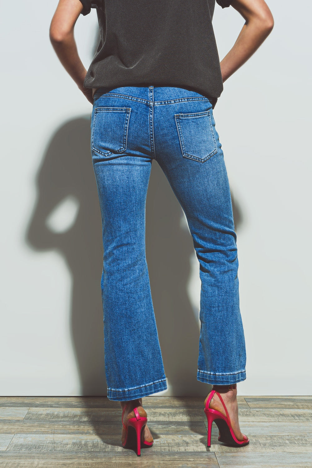 Jeans svasati con doppio bottone in vita in denim blu