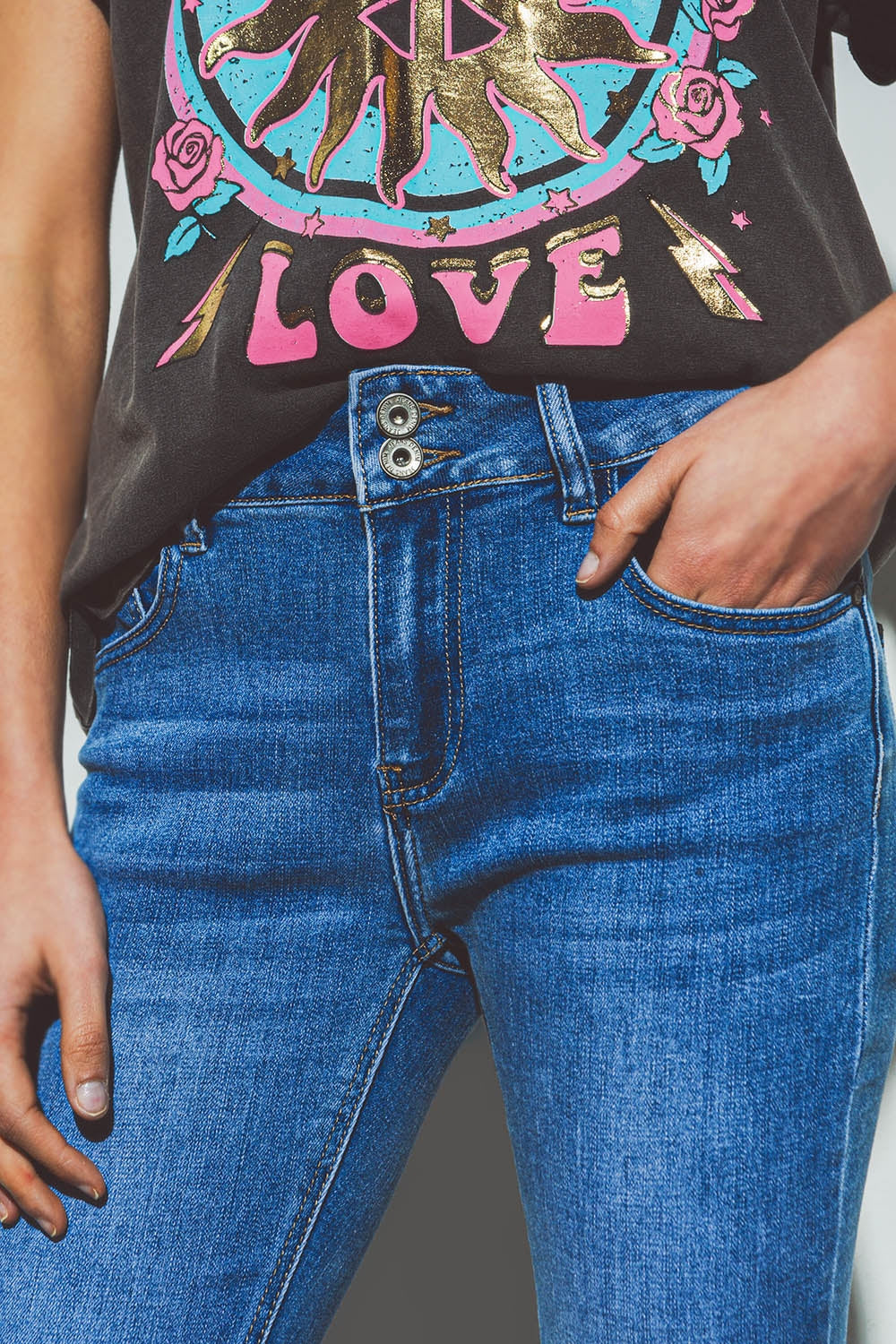 Jeans svasati con doppio bottone in vita in denim blu