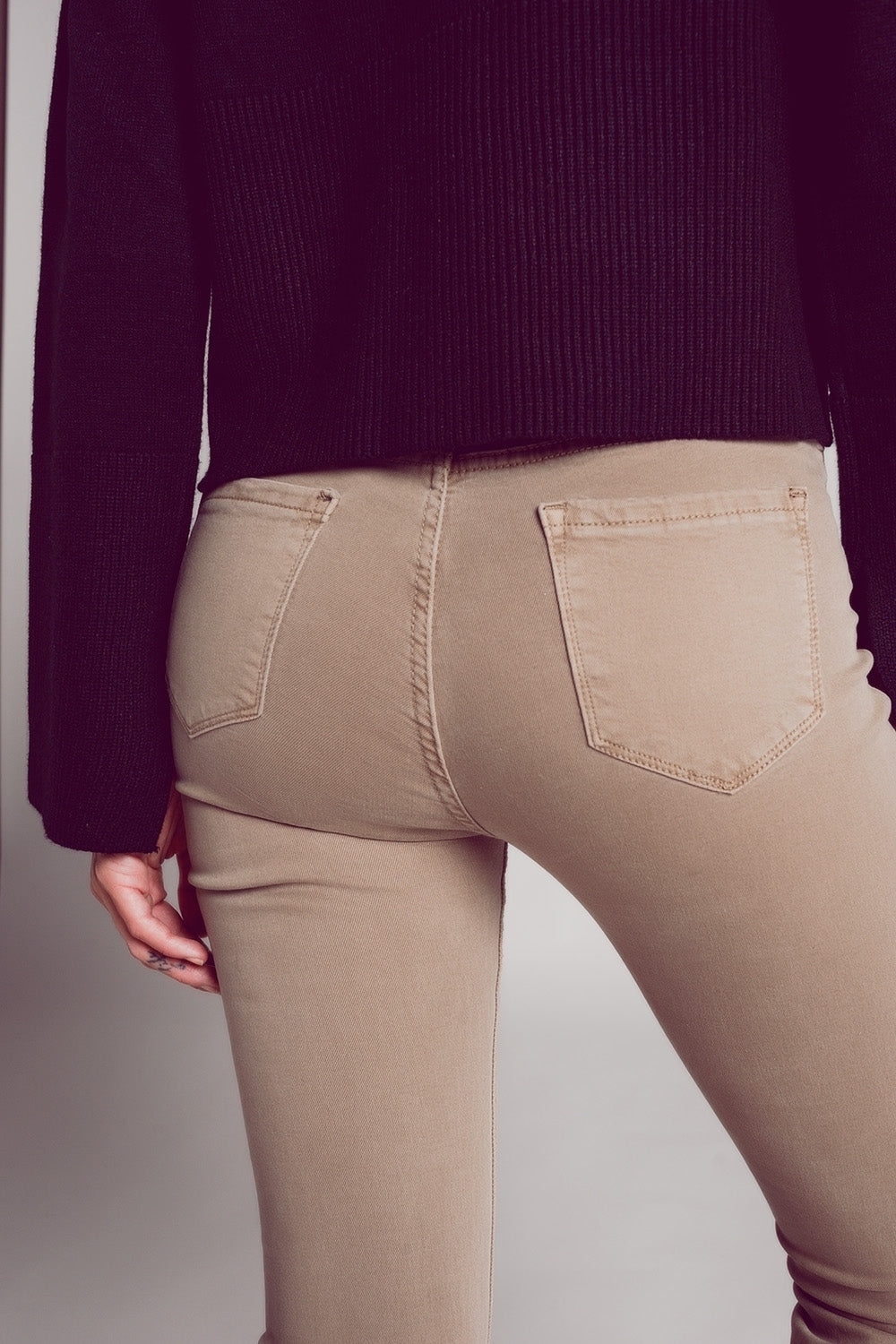 Jeans svasati con orlo a vivo in beige