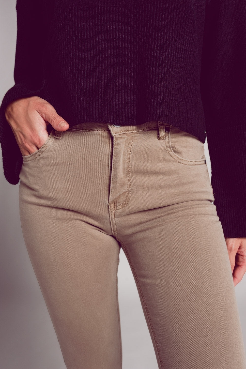 Jeans svasati con orlo a vivo in beige