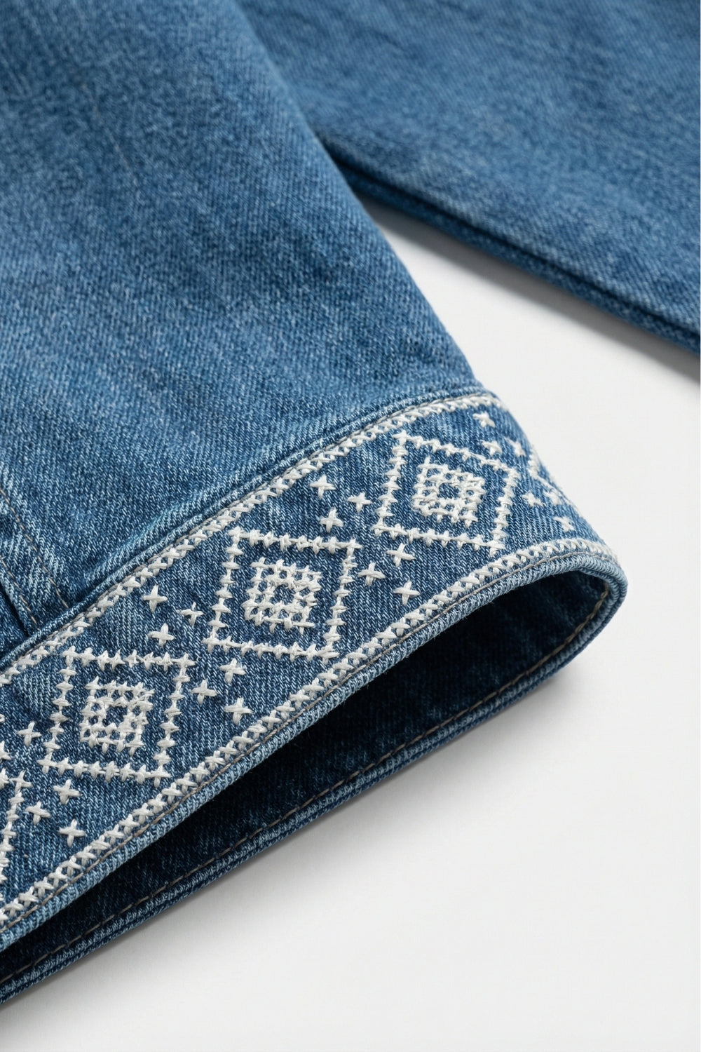 Kimono aperto ricamato blu con finiture bianche