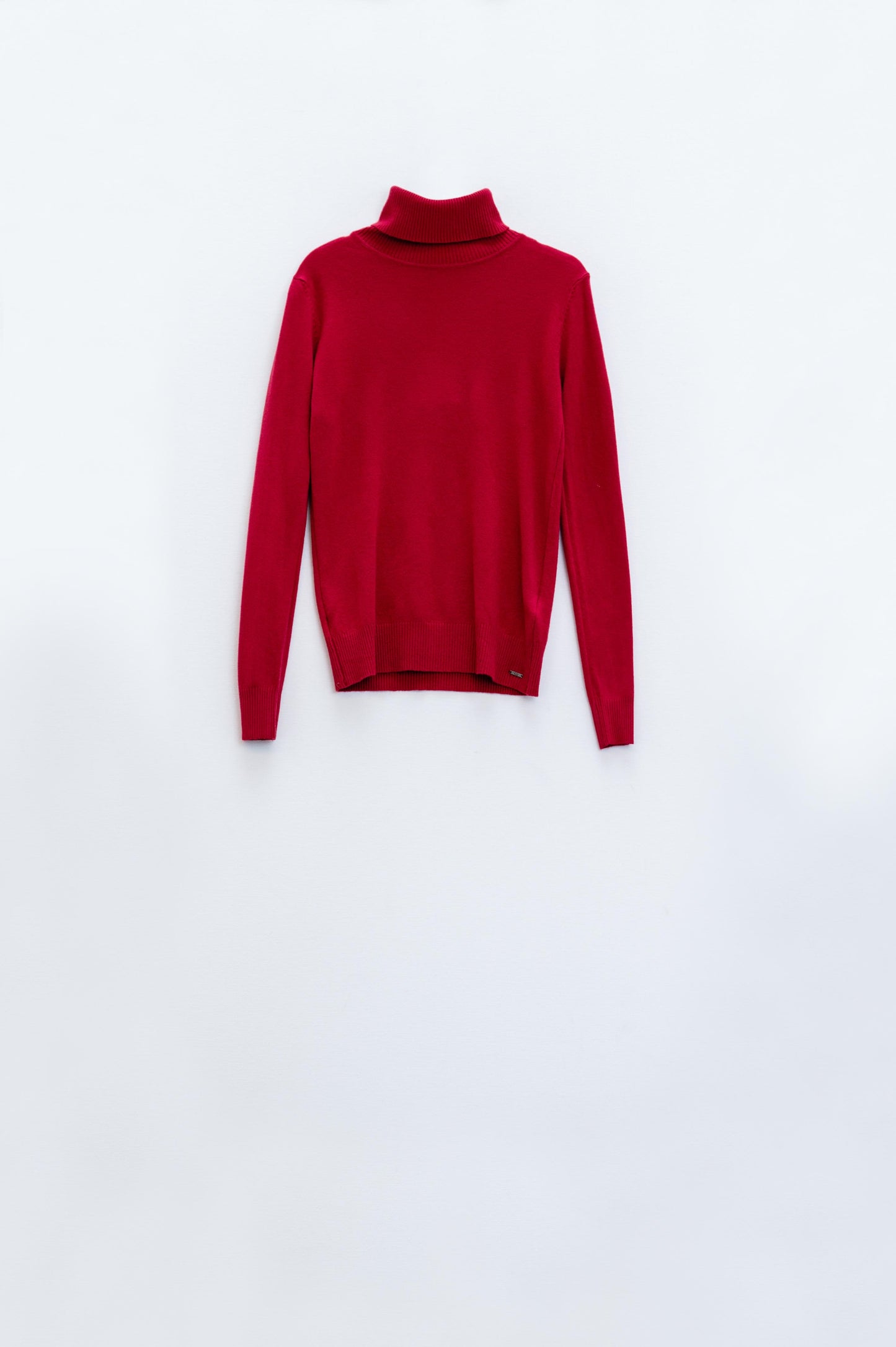 Maglia a collo alto a maglia fine in colore vino