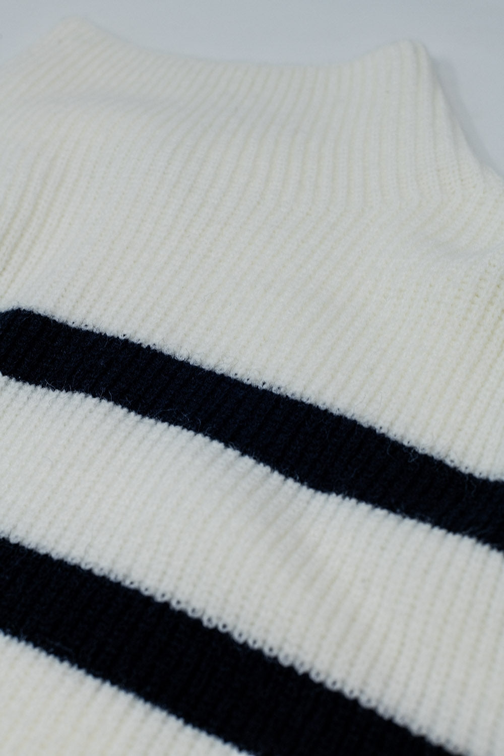 Maglia a coste color panna con strisce blu scuro