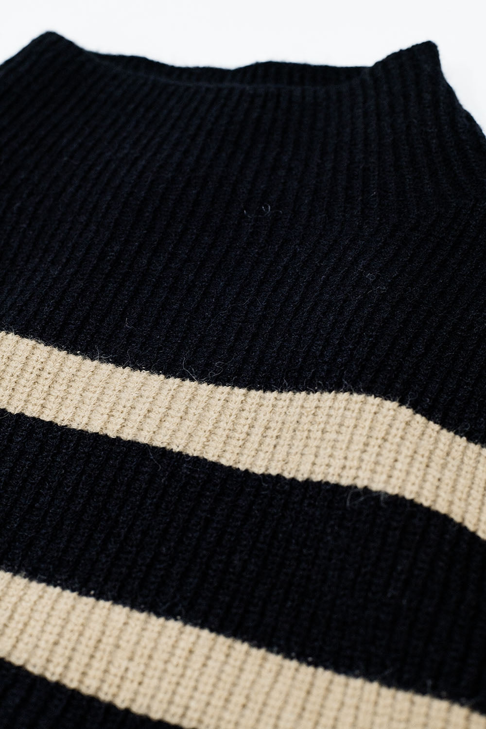 Maglia a coste nera con righe cammello