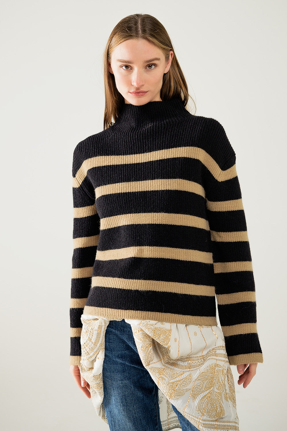 Q2 Maglia a coste nera con righe cammello