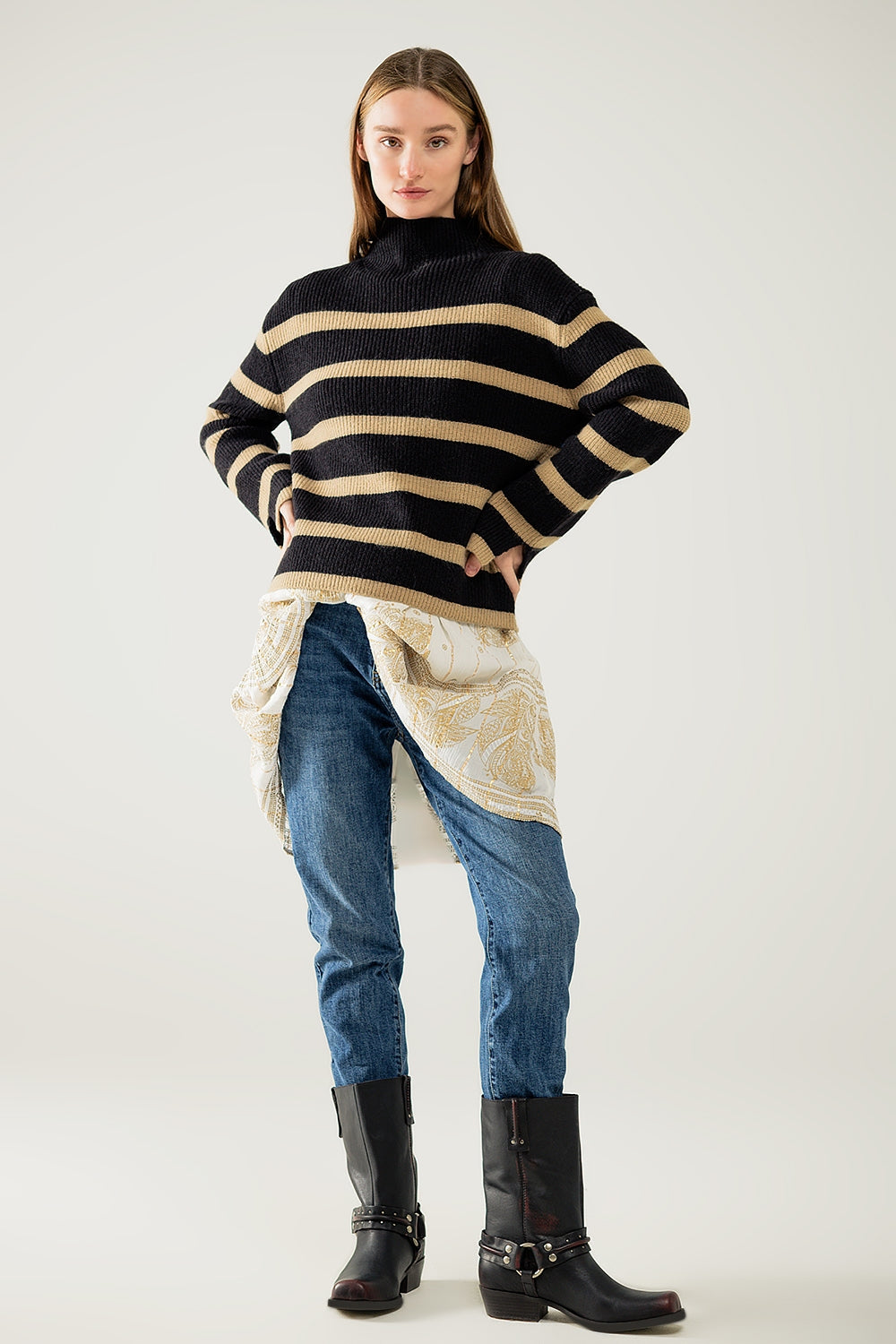 Maglia a coste nera con righe cammello