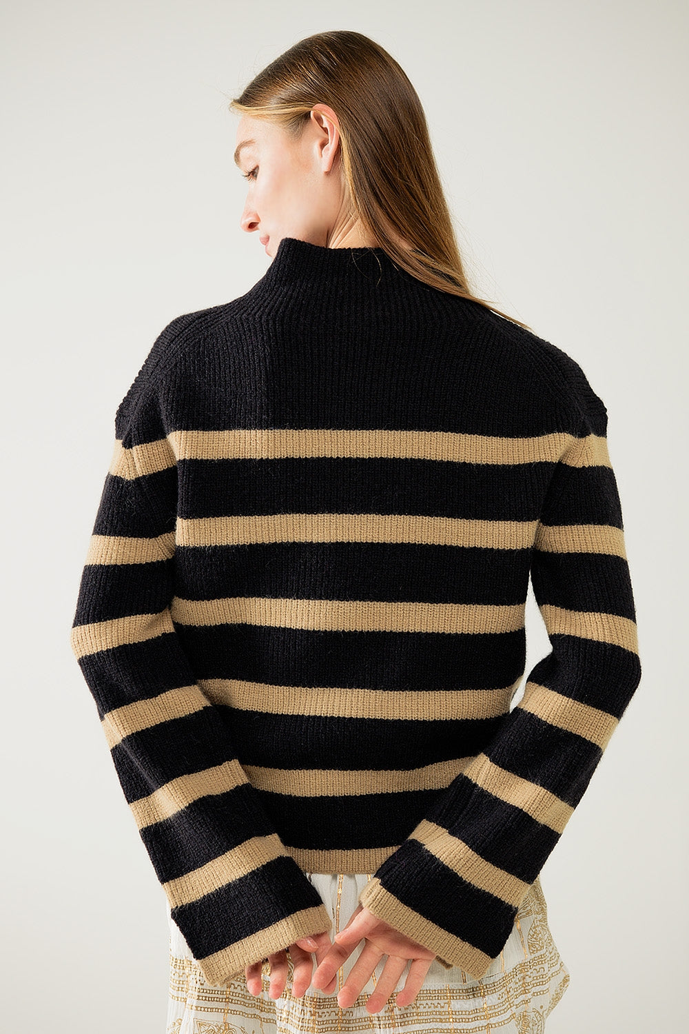 Maglia a coste nera con righe cammello