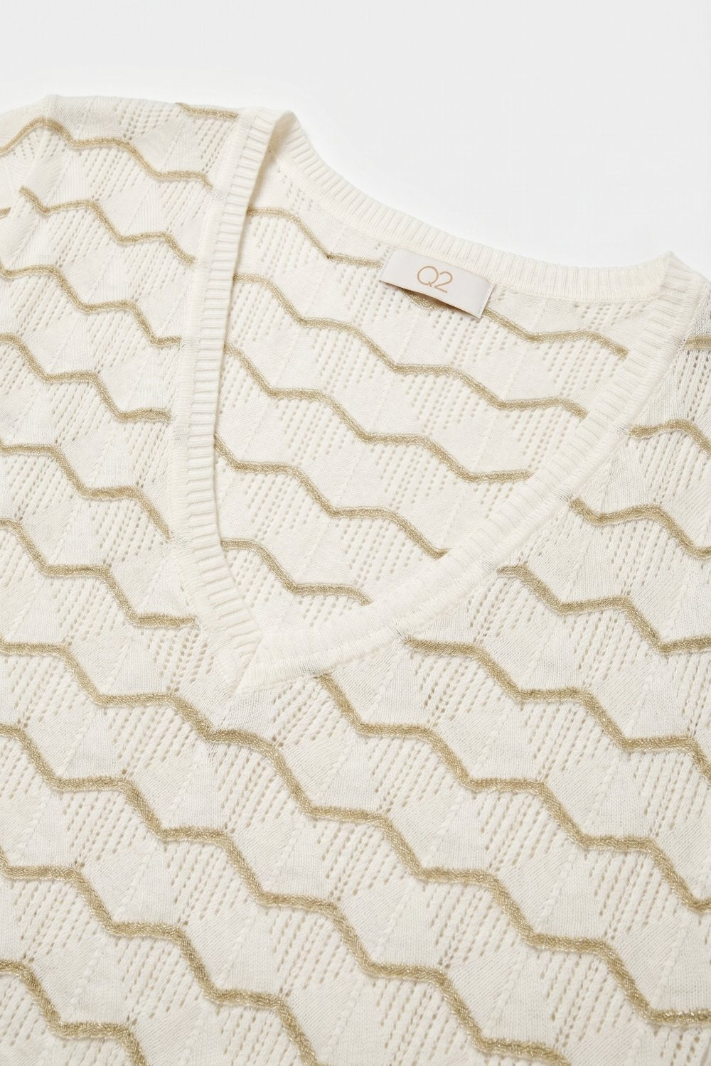 Maglia a Maniche Corte con Scollo a V e Vestibilità Regolare in Maglia Geo Crema