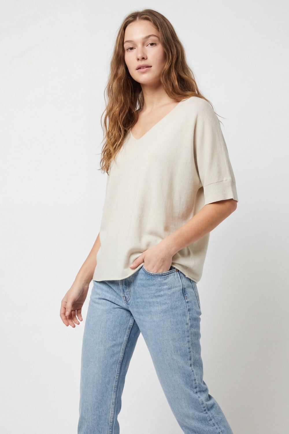 Maglia a maniche corte con scollo a V e vestibilitˆ rilassata in beige
