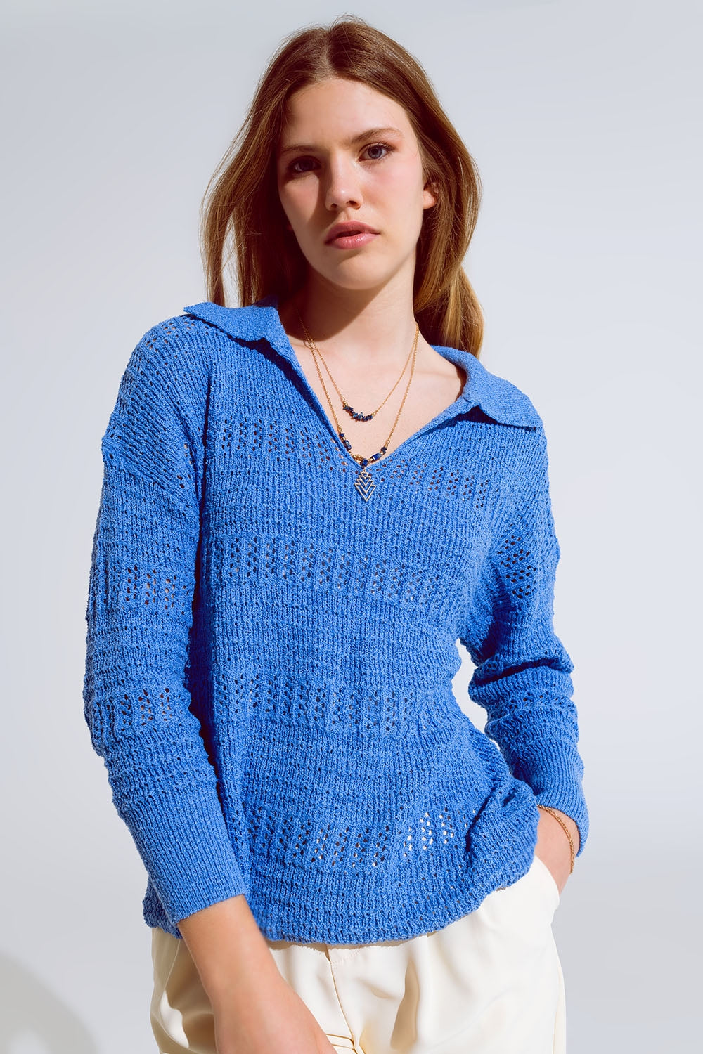 Maglia all'uncinetto con scollo a V e colletto a polo in blu