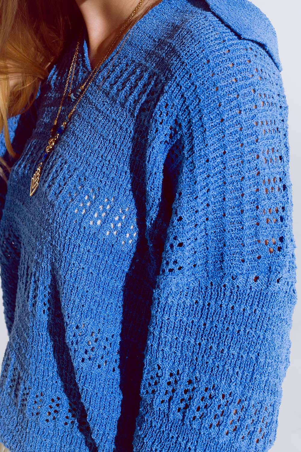 Maglia all'uncinetto con scollo a V e colletto a polo in blu