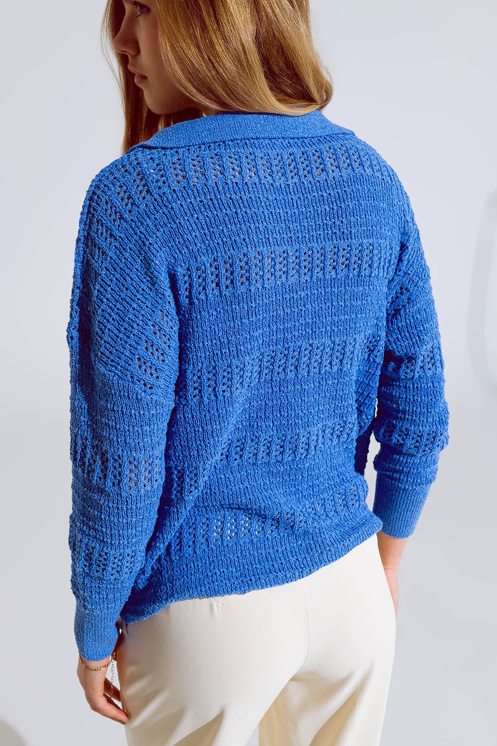 Maglia all'uncinetto con scollo a V e colletto a polo in blu