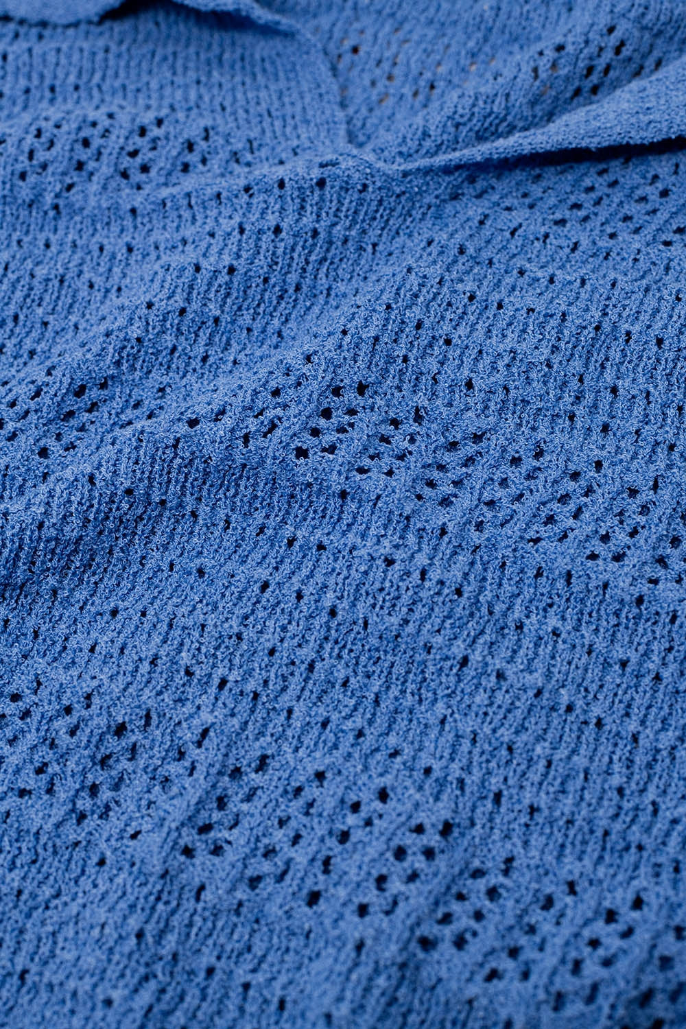 Maglia all'uncinetto con scollo a V e colletto a polo in blu