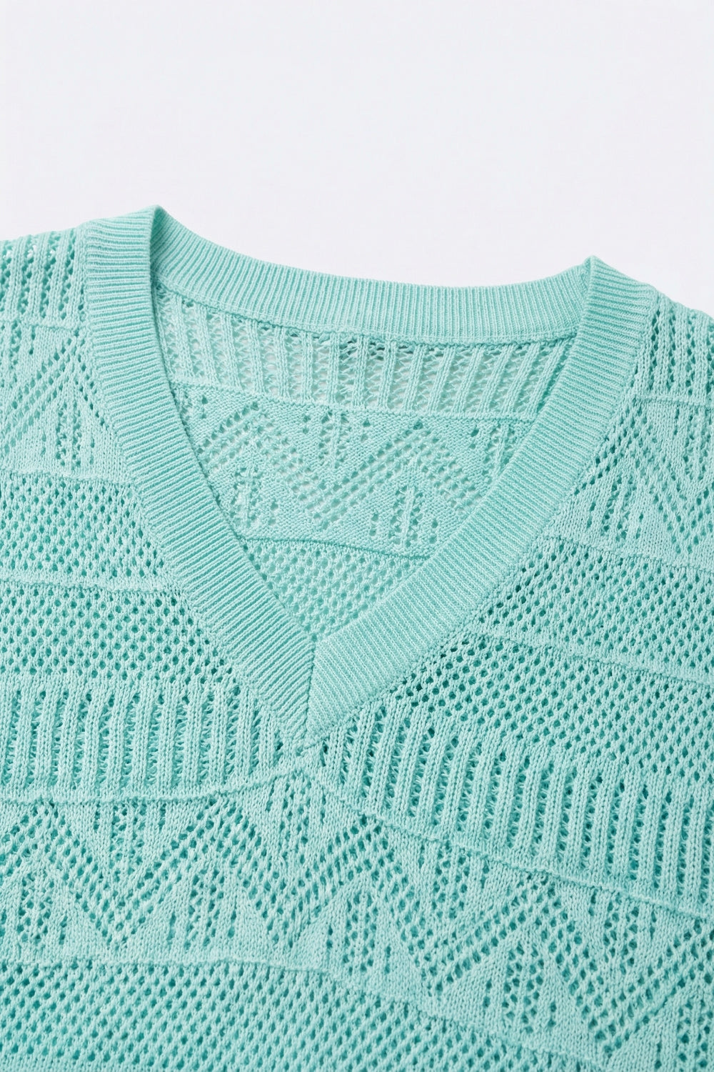 Maglia azzurra con scollo a V e maniche corte