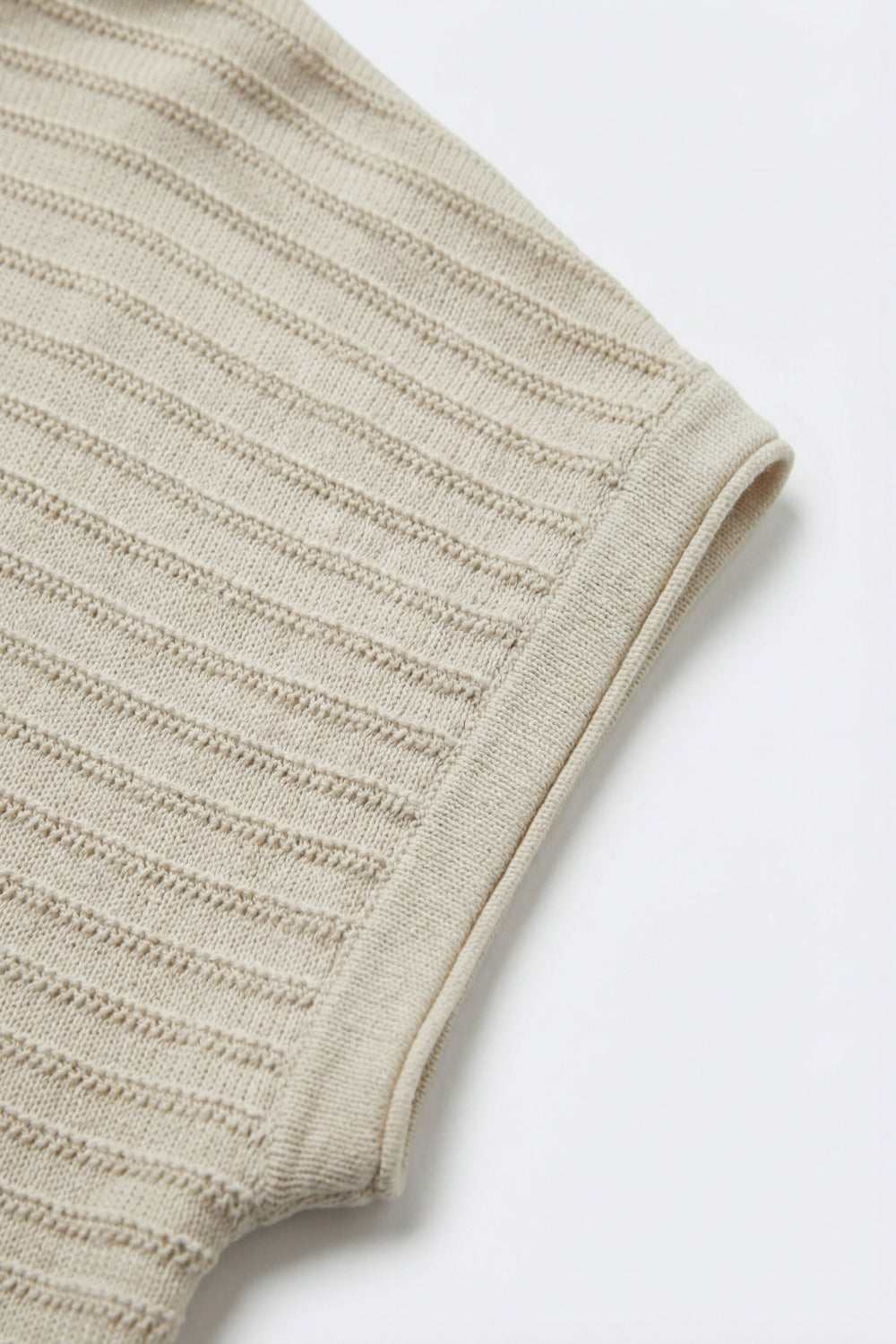 Maglia beige a coste aperta in maglia a maniche corte con vestibilità comoda