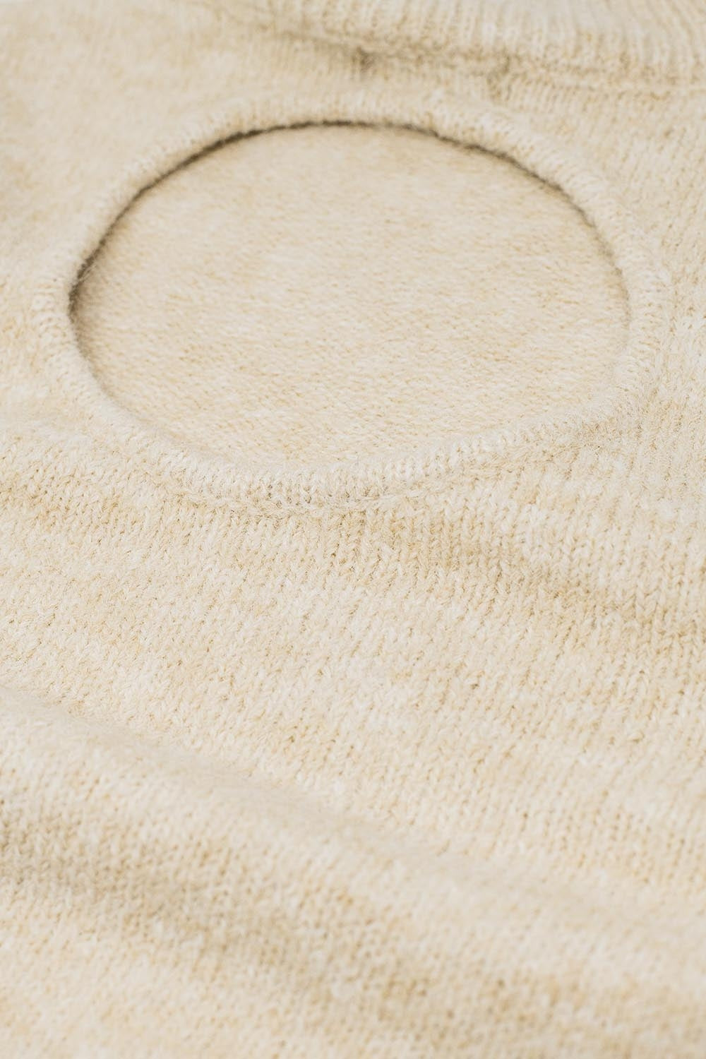 Maglia beige con maniche lunghe e dettaglio posteriore aperto
