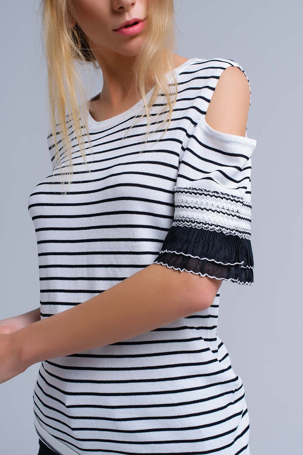 Maglia bianca a righe con ricamo