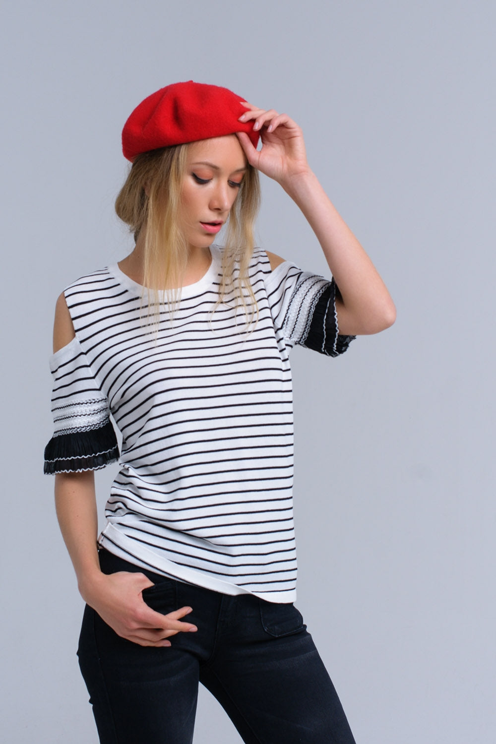 Maglia bianca a righe con ricamo