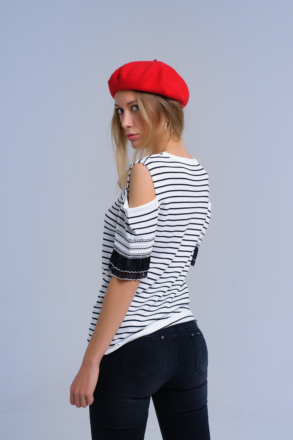Maglia bianca a righe con ricamo