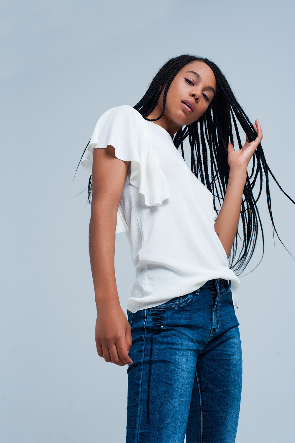 Maglia bianca con dettaglio di volant
