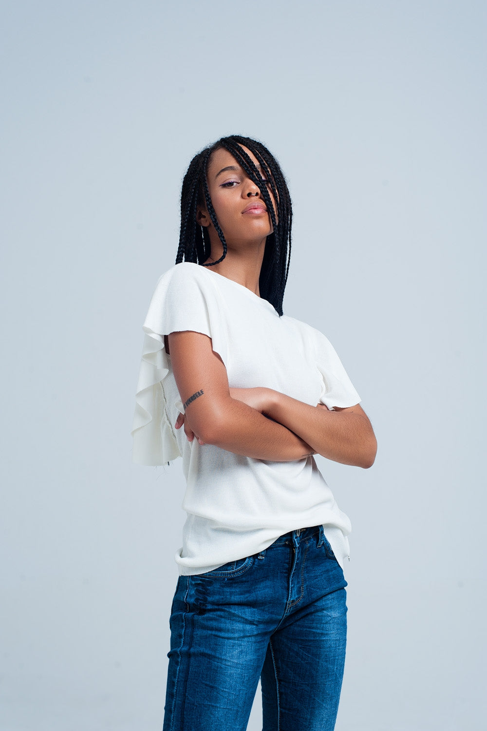 Maglia bianca con dettaglio di volant