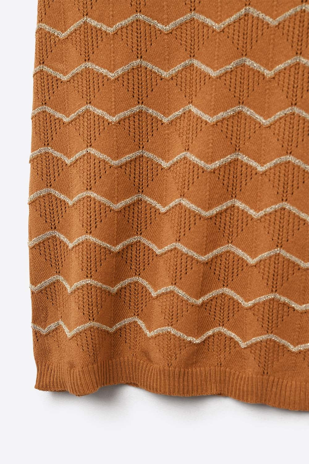 Maglia con scollo a V a zig zag e maniche scese in marrone