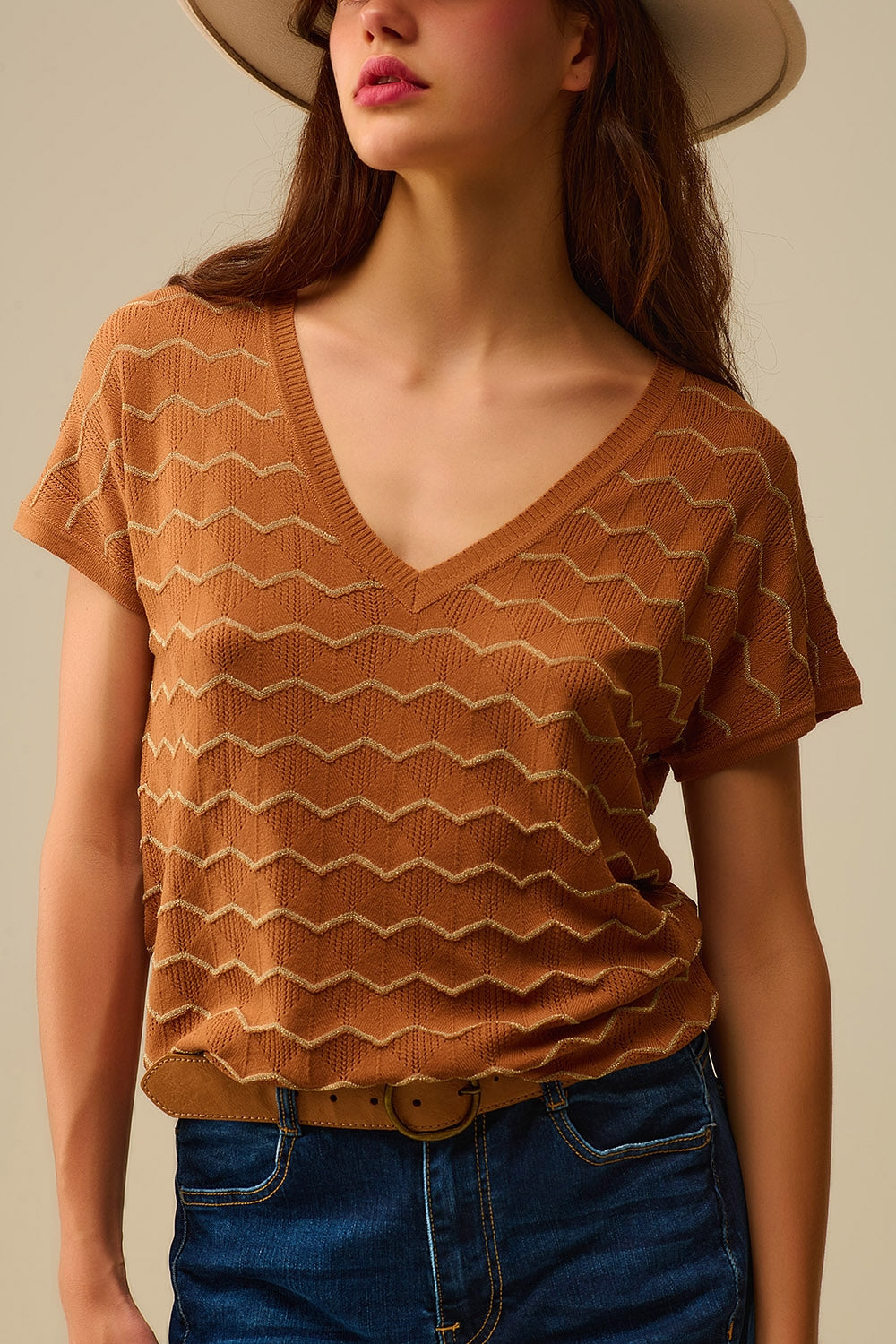 Maglia con scollo a V a zig zag e maniche scese in marrone