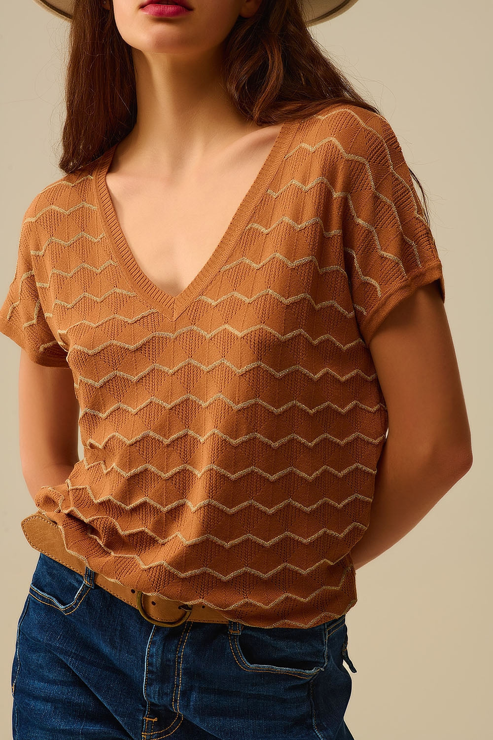 Maglia con scollo a V a zig zag e maniche scese in marrone