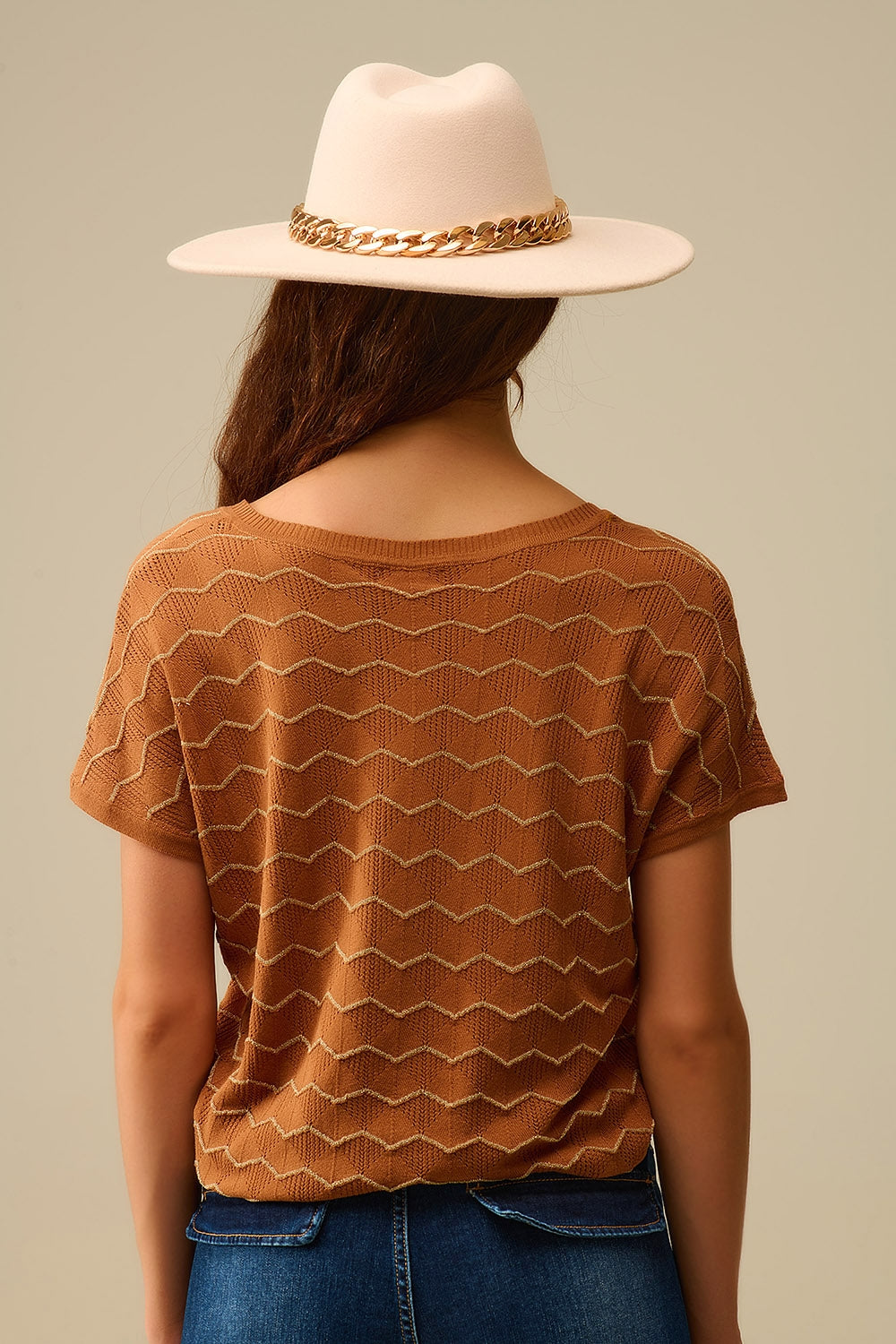 Maglia con scollo a V a zig zag e maniche scese in marrone