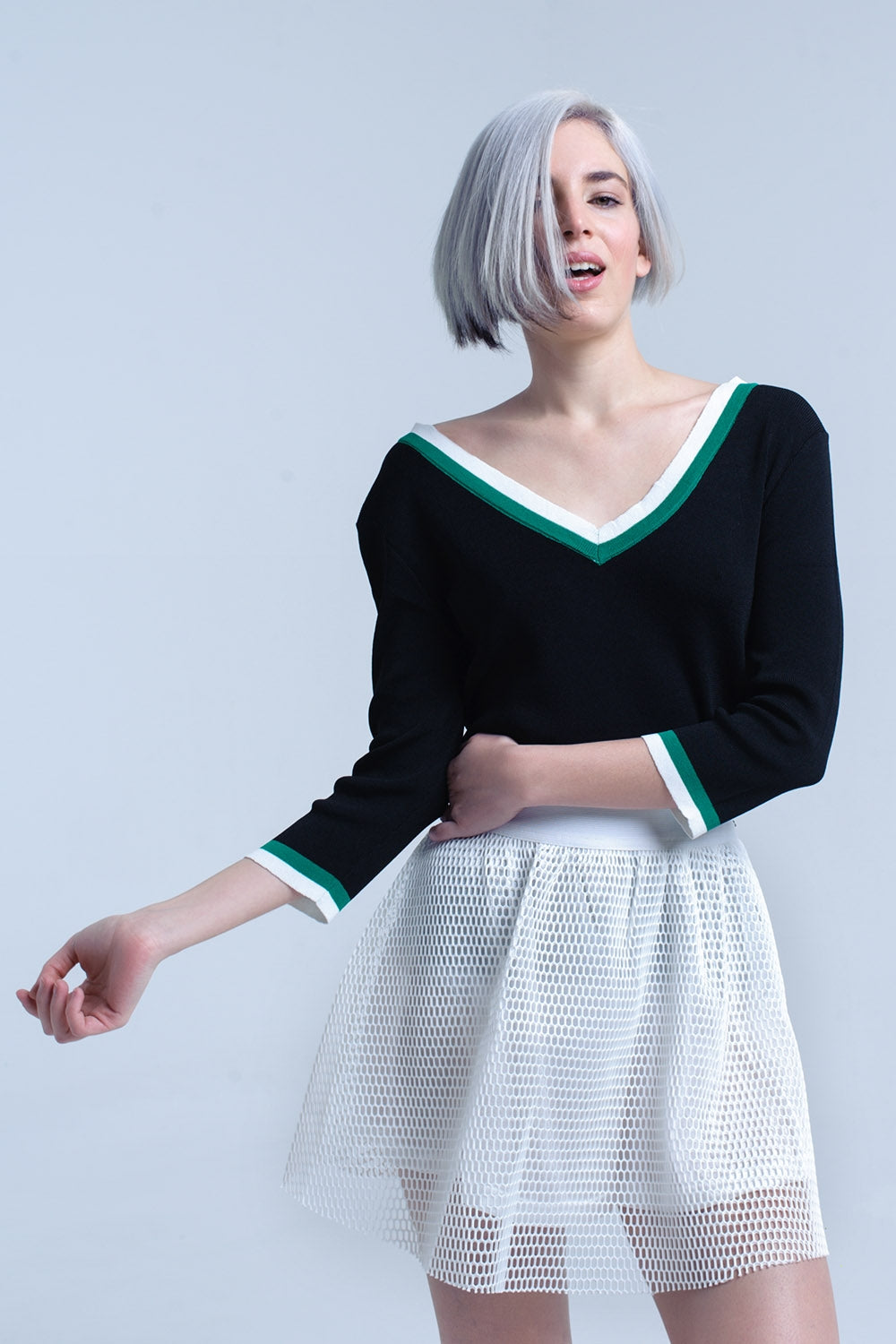 Maglia con scollo a V nera con bordi a contrasto verdi e bianchi