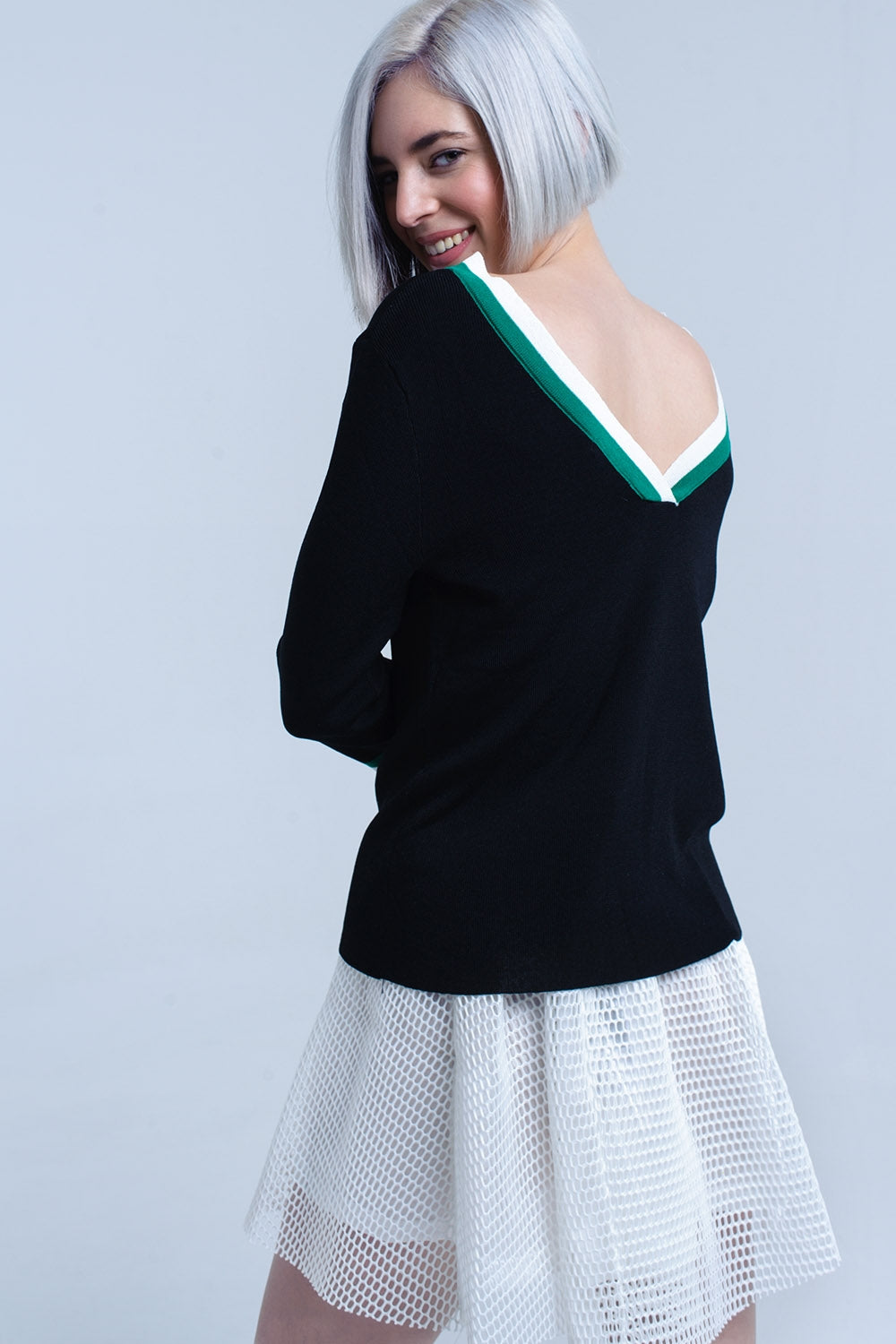Maglia con scollo a V nera con bordi a contrasto verdi e bianchi