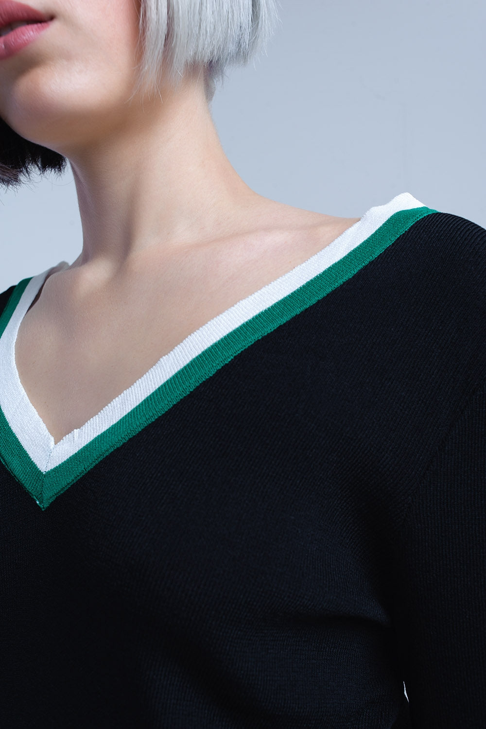 Maglia con scollo a V nera con bordi a contrasto verdi e bianchi