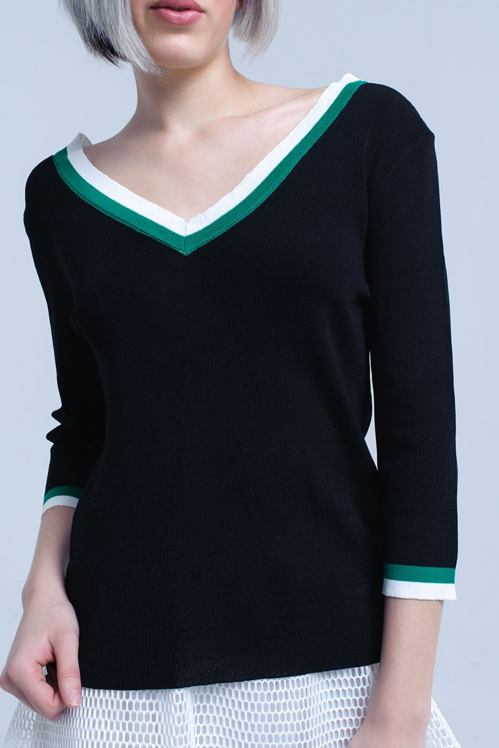 Maglia con scollo a V nera con bordi a contrasto verdi e bianchi