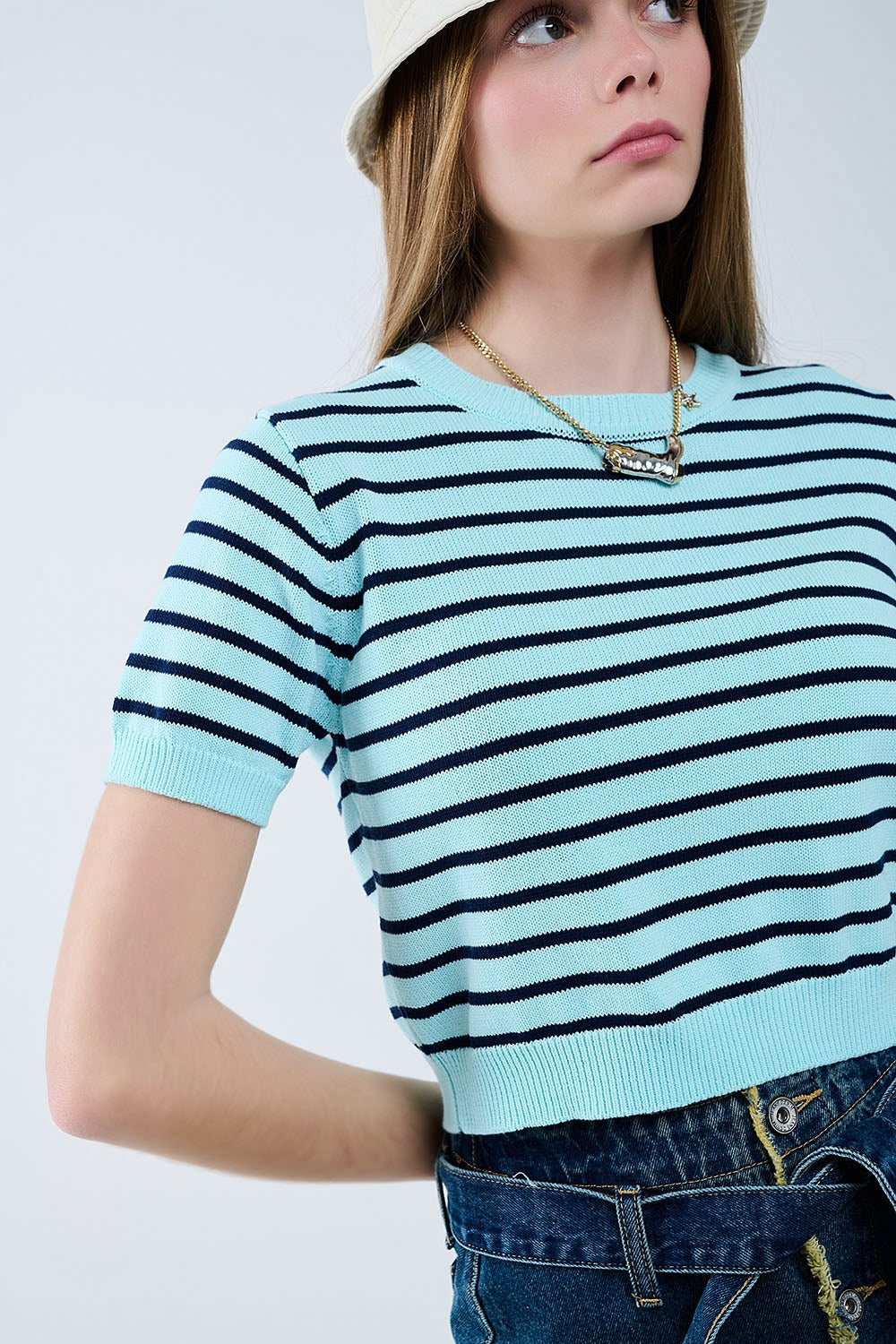 Maglia corta verde menta con strisce blu scuro