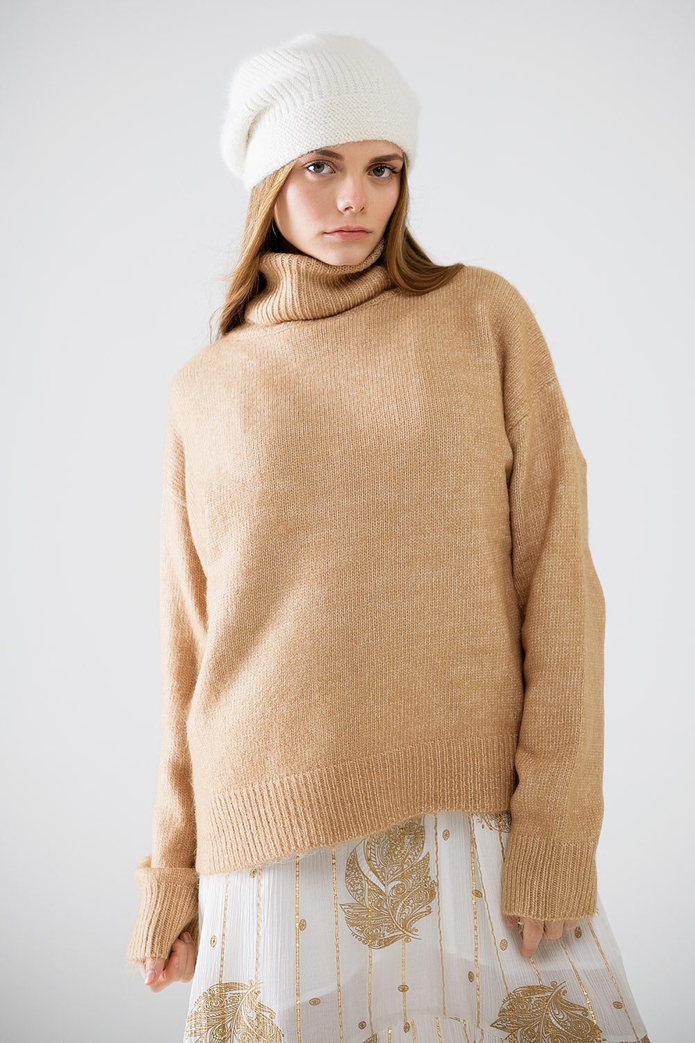 Q2 Maglia dolcevita beige con maniche scese