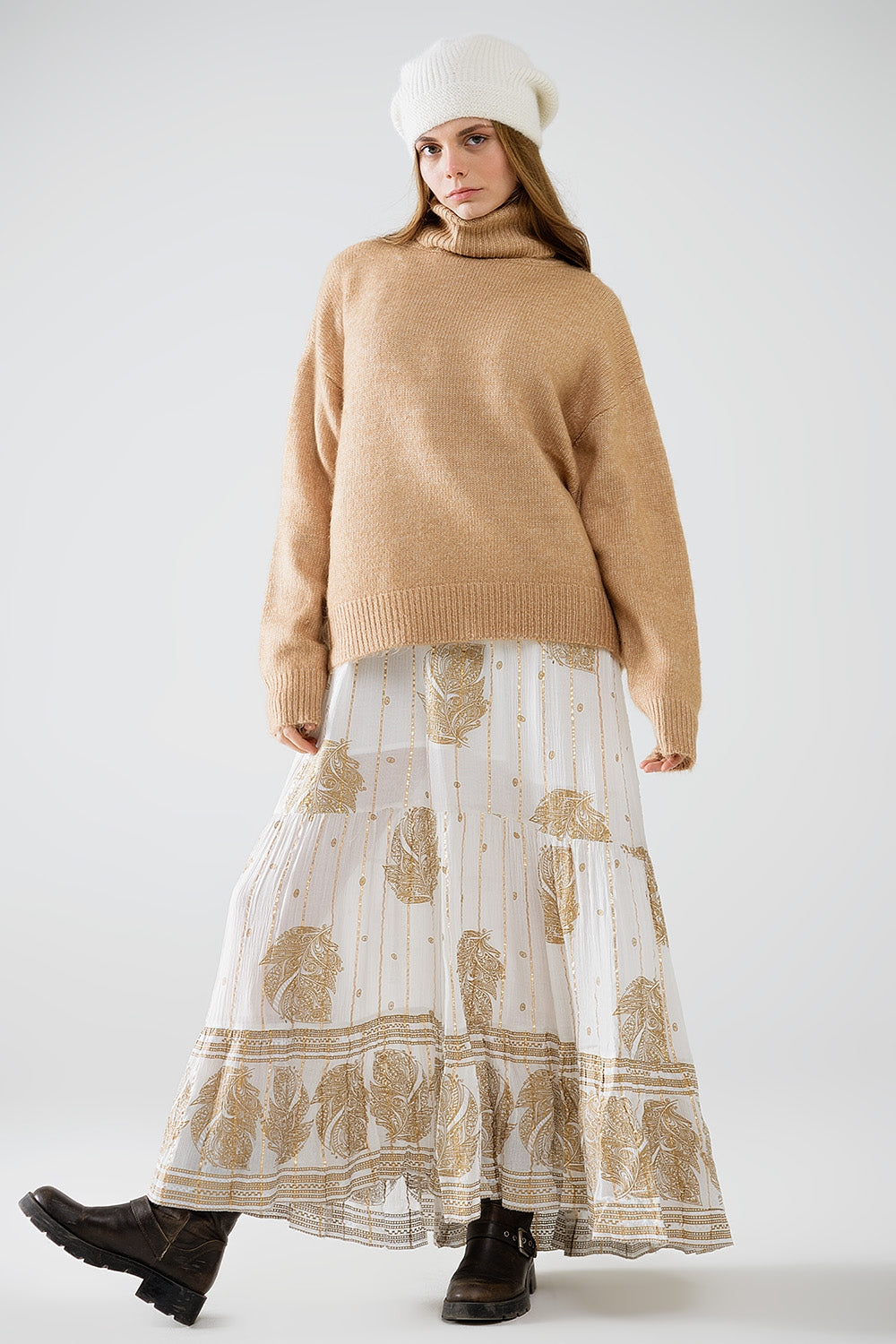 Maglia dolcevita beige con maniche scese