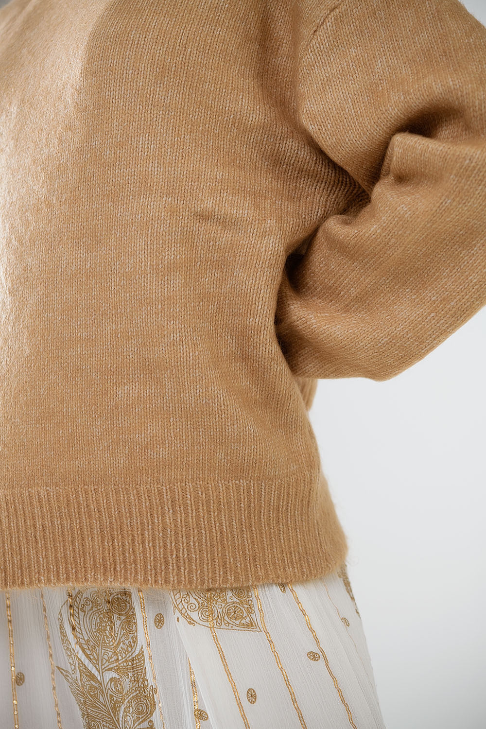 Maglia dolcevita beige con maniche scese