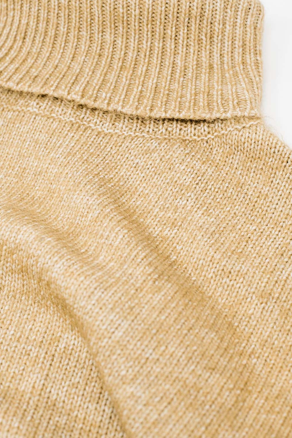Maglia dolcevita beige con maniche scese
